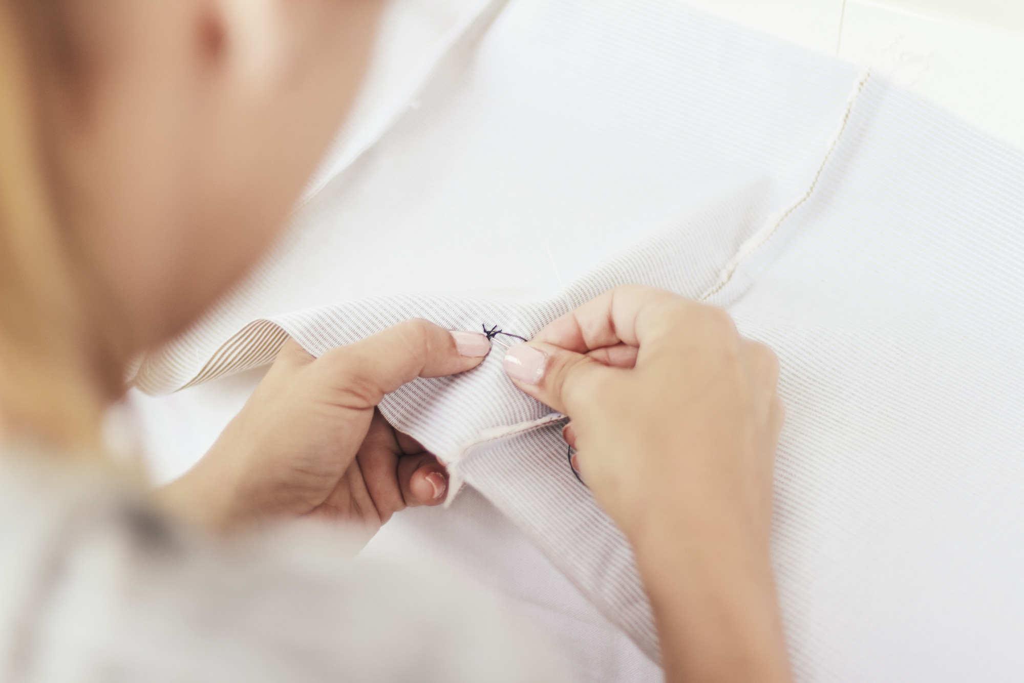 Tutor che mostra tecnica di punto satin